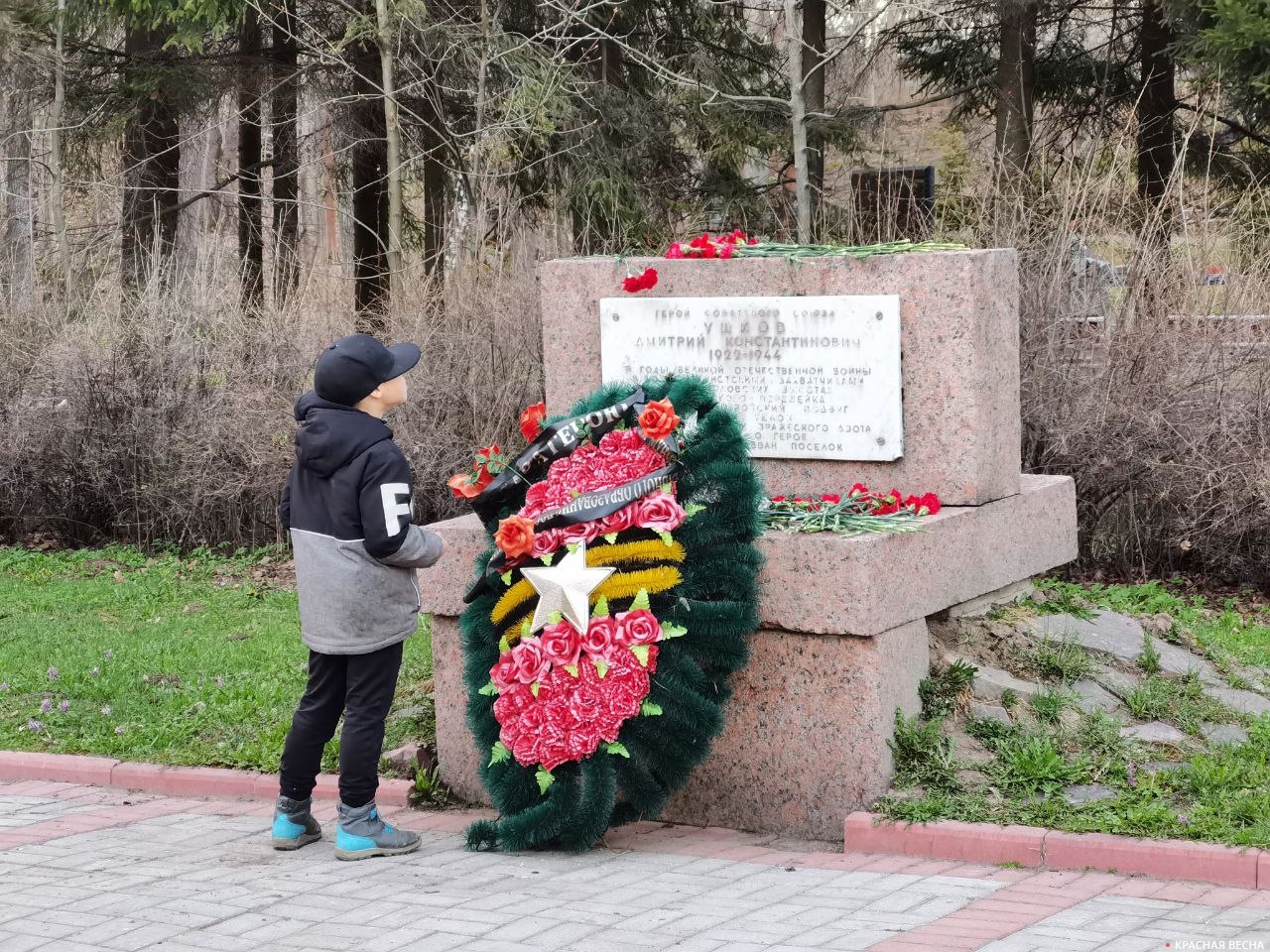 Памятник Герою Советского Союза Дмитрию Константиновичу Ушкову в поселке Ушково Курортного района Санкт-Петербурга. Дмитрий Ушков на Мустоловских высотах Карельского перешейка  в 1944 году совершил подвиг, закрыв своим телом амбразуру вражеского дзота