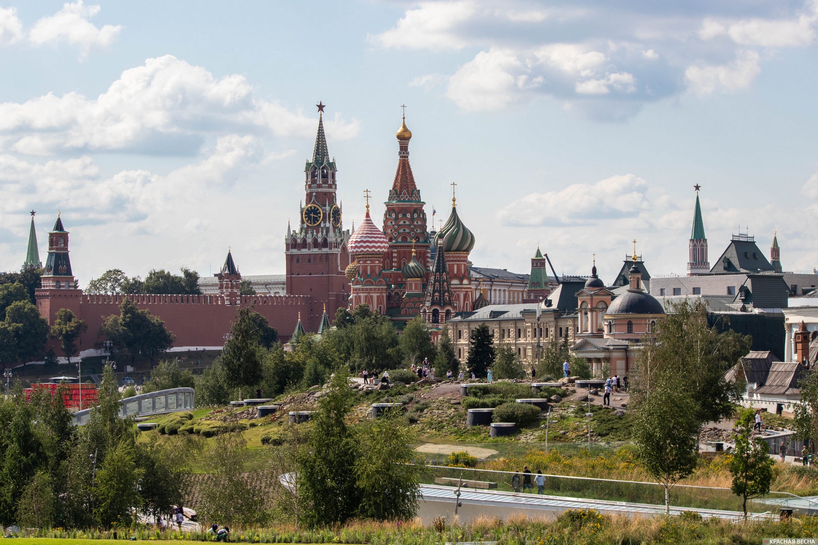 Парк «Зарядье» и московский Кремль