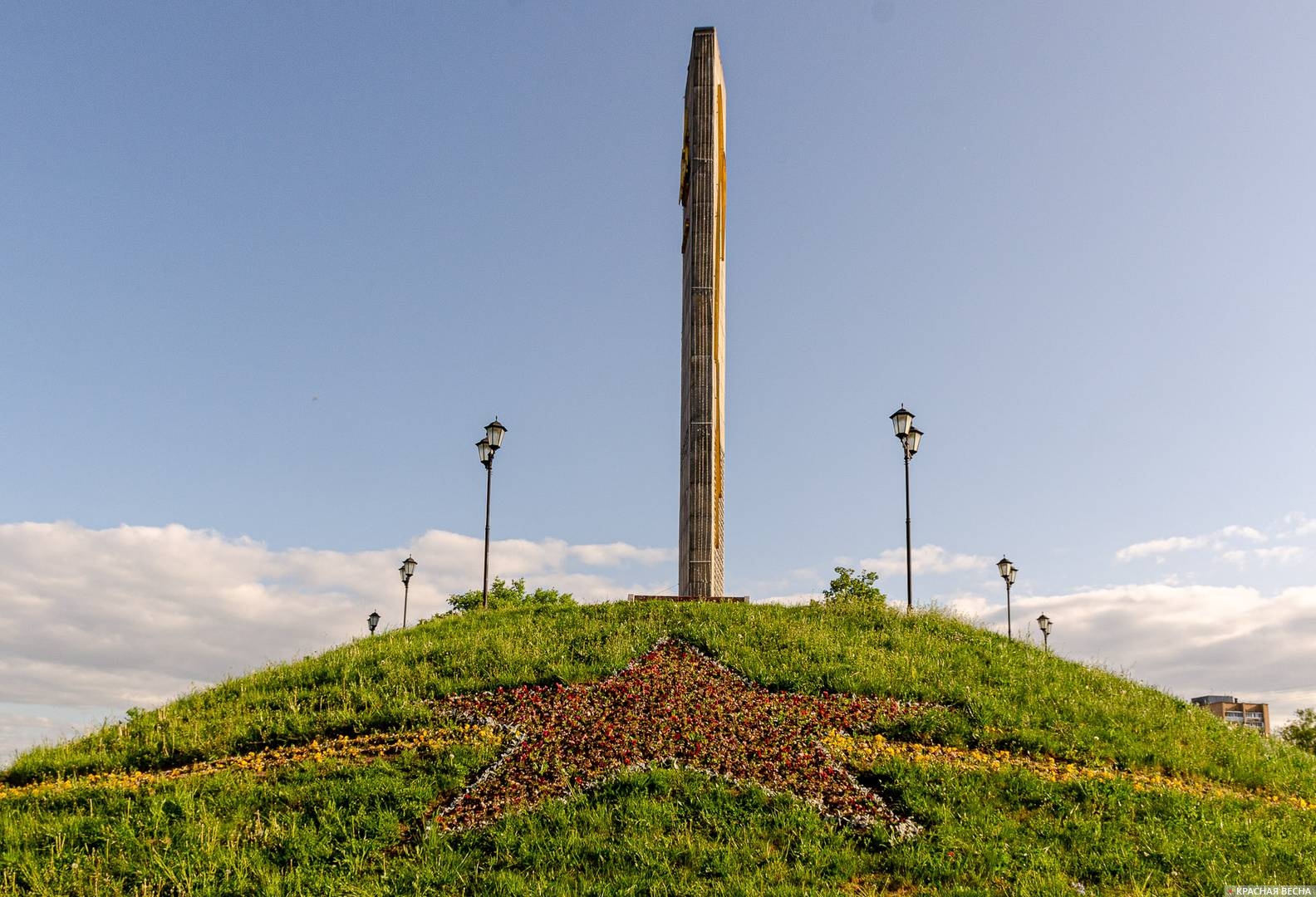 Стела в честь 400-летия основания города Орла на месте слияния рек Оки и Орлика. Орел.