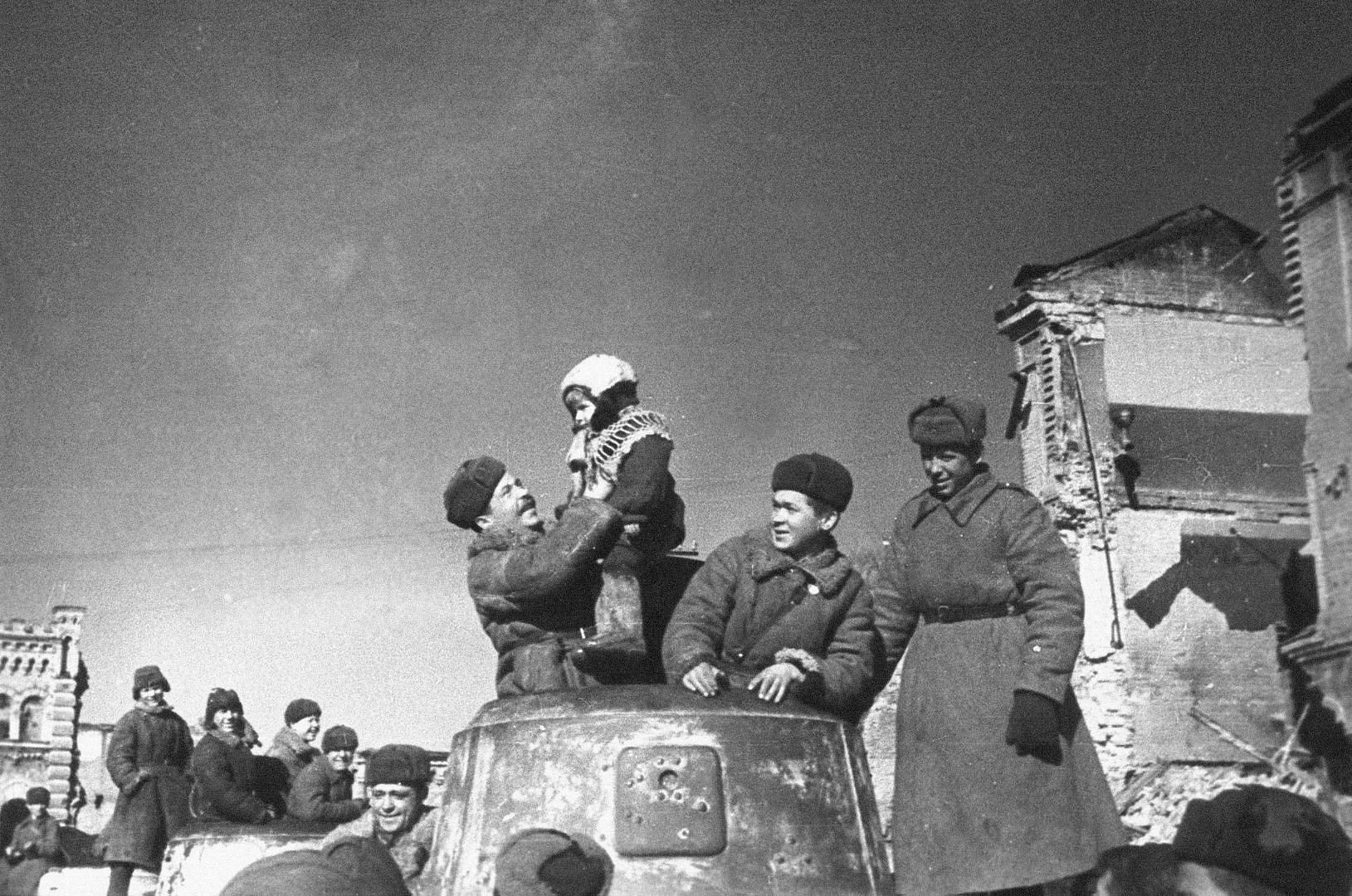 Н. Попов. В освобожденной Вязьме. Март 1943 г.