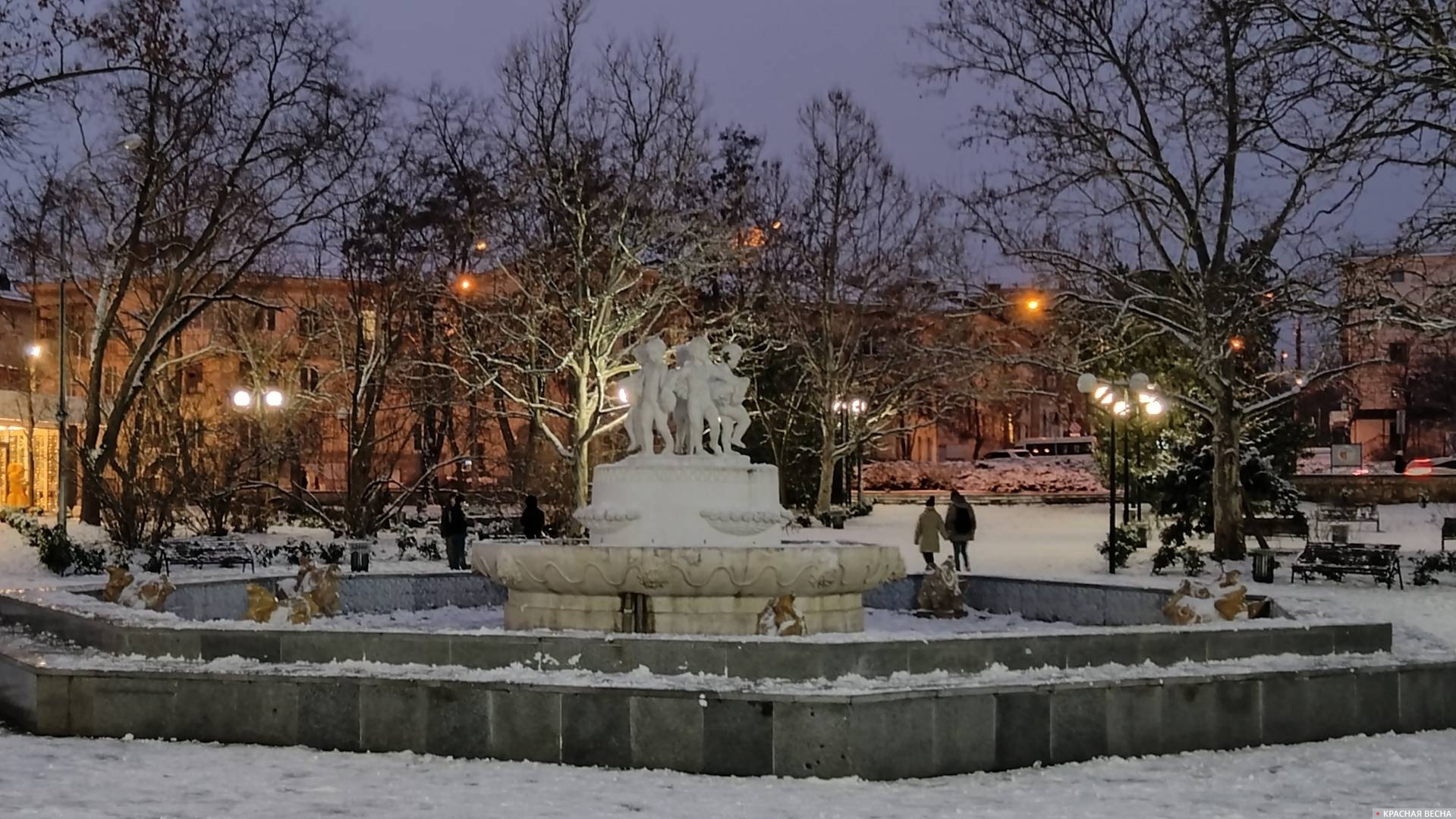 Фонтан в Комсомольском парке. Севастополь. Зима