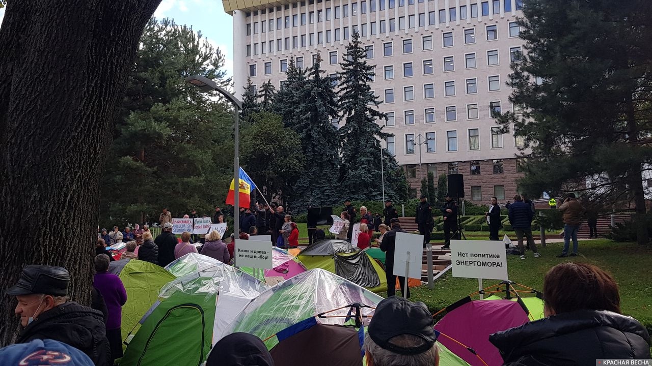 Палатки в центре молдавской столицы. Кишинев