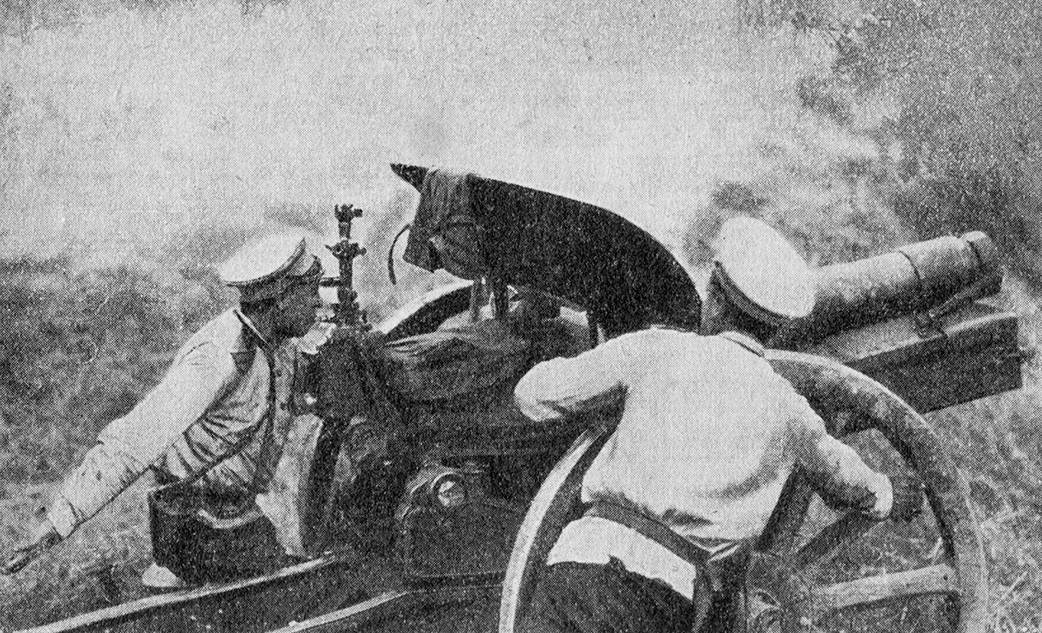 Русская 122-мм гаубица на фронте. 1915