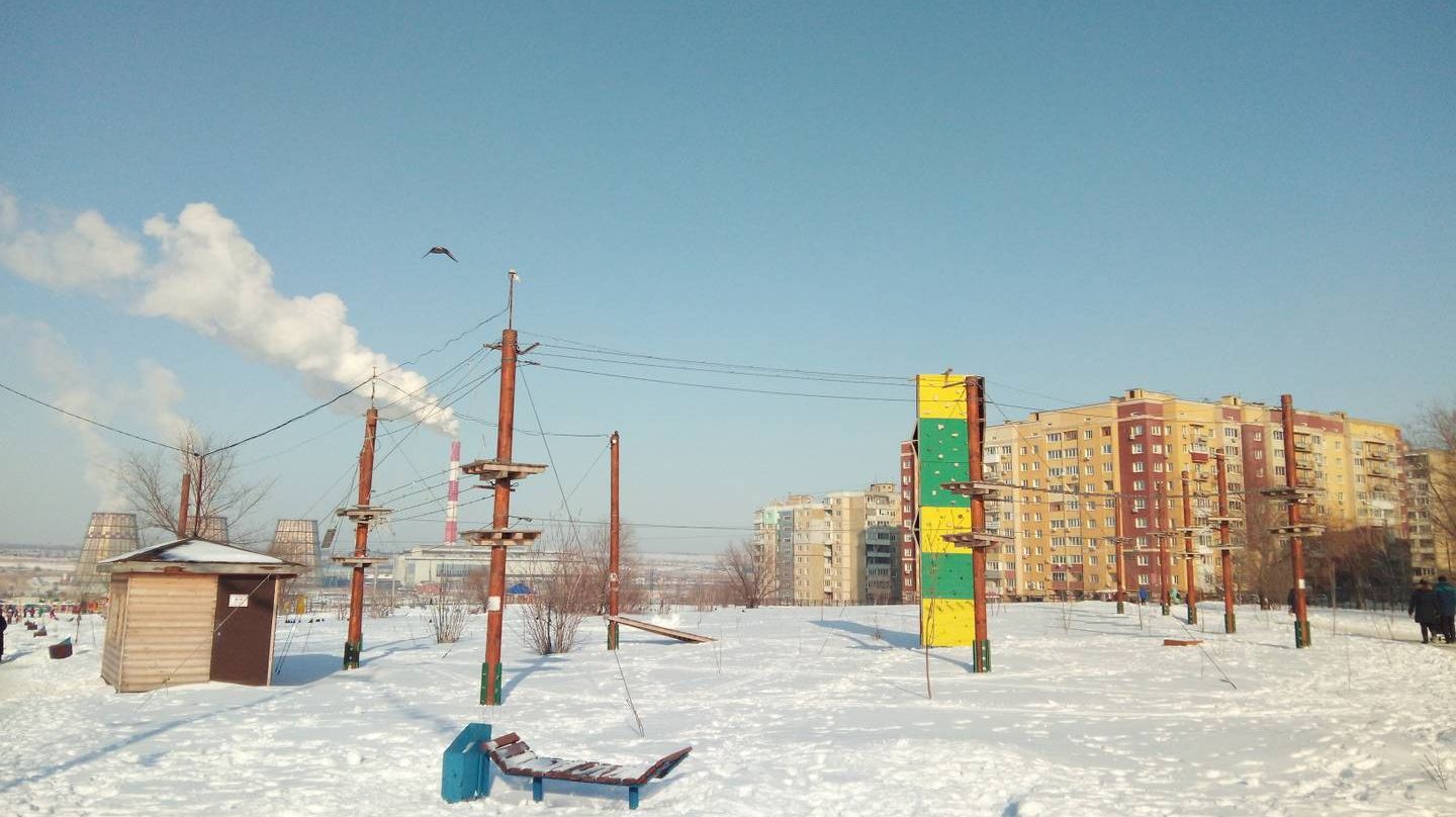 г. Саратов. Канатная дорога и альпийская стенка в парке Солнечный.