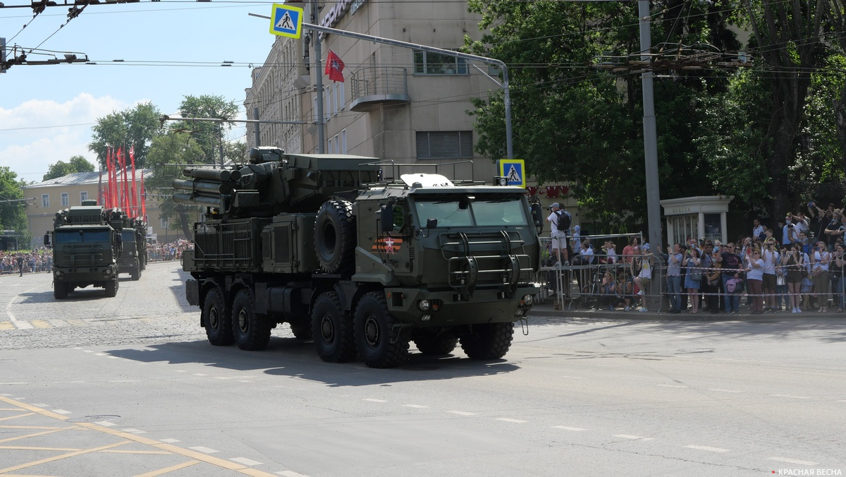 Проезд военной техники по Баррикадной улице