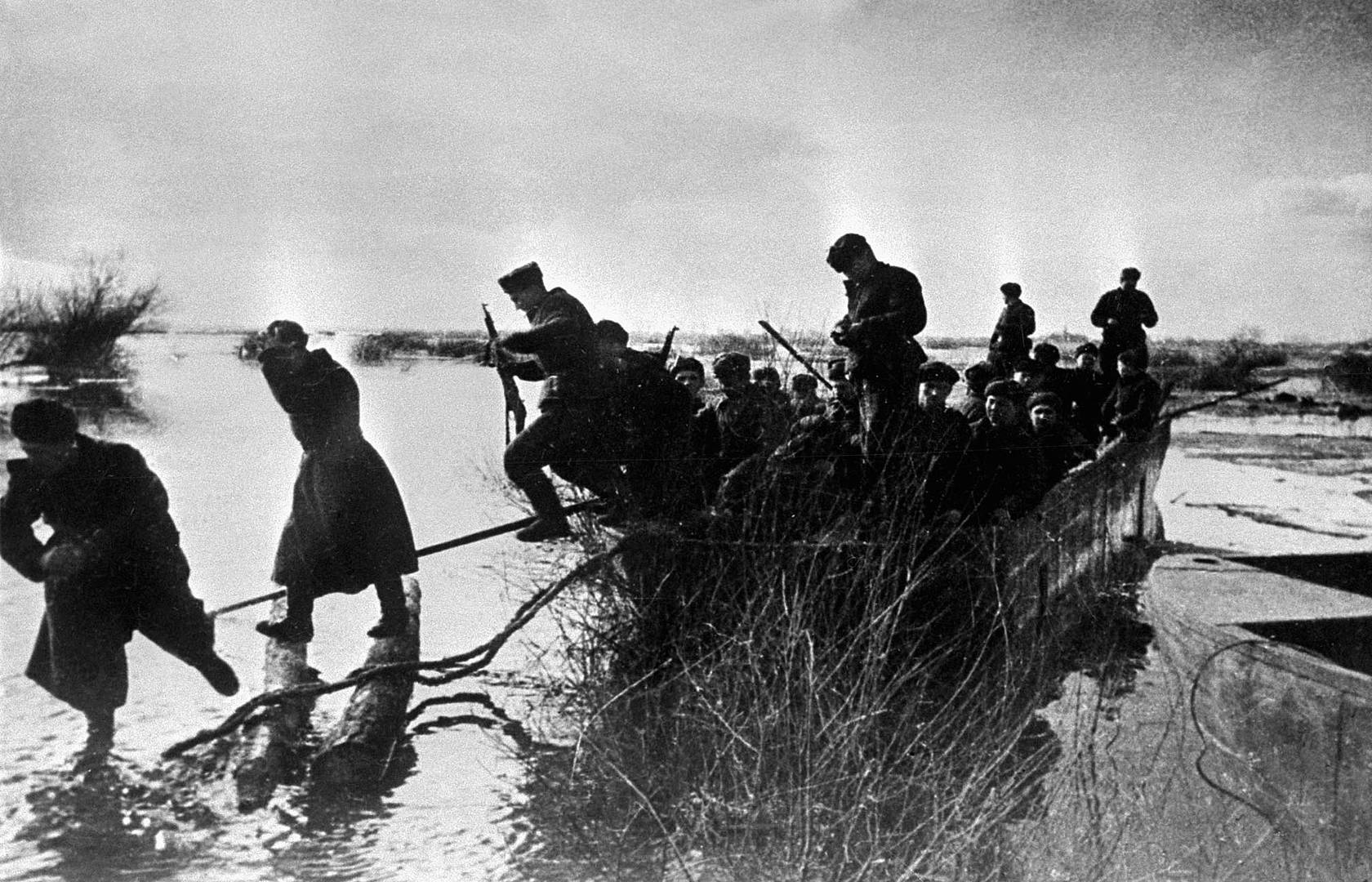 Георгий Самсонов. Советские бойцы высаживаются с десантной лодки в ходе Висло-Одерской операции. Январь-февраль 1945 г.