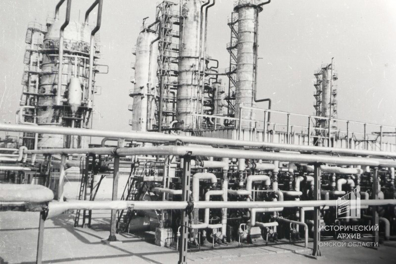 Омский нефтеперерабатывающий завод (ОНПЗ). Общий вид одной из установок. 1966 г.