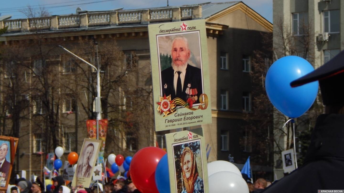 Кемерово. Люди несут фото со своими предками в 