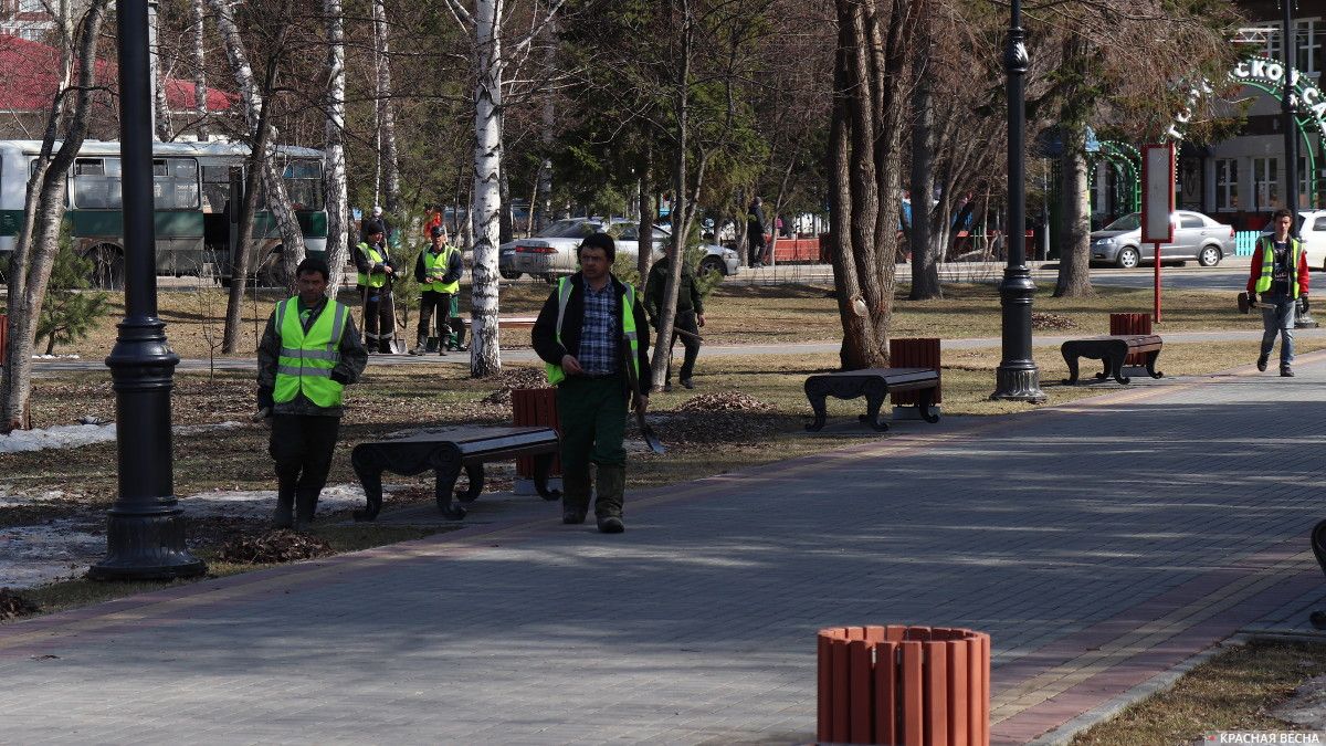 Рабочие приводят в порядок Ново-Соборную площадь