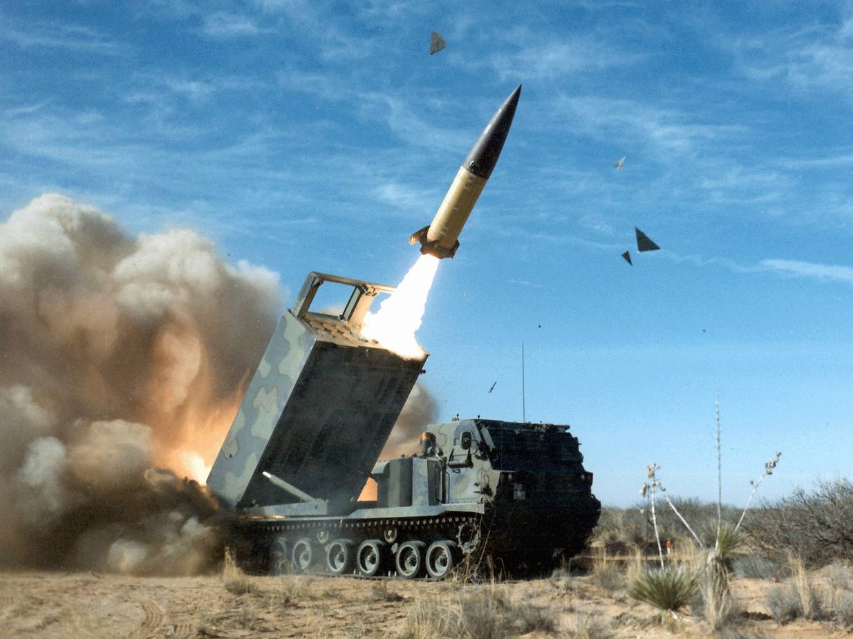 Пуск баллистической ракеты ATACMS с ПУ M270 MLRS